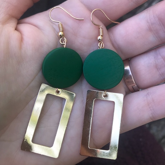 NWT Beautiful Green earrings - Picture 2 of 3